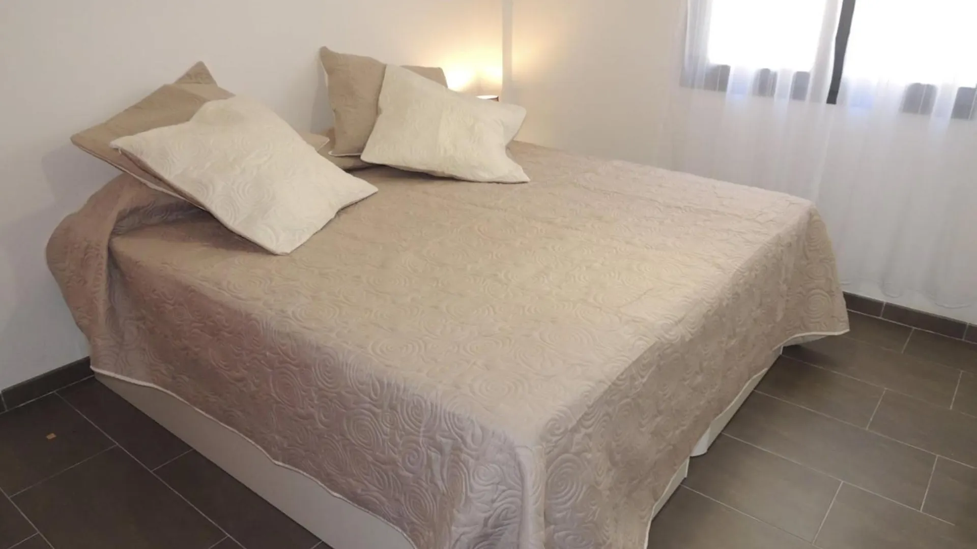 אמפוריבראבה Pretty Apartment With Balcony