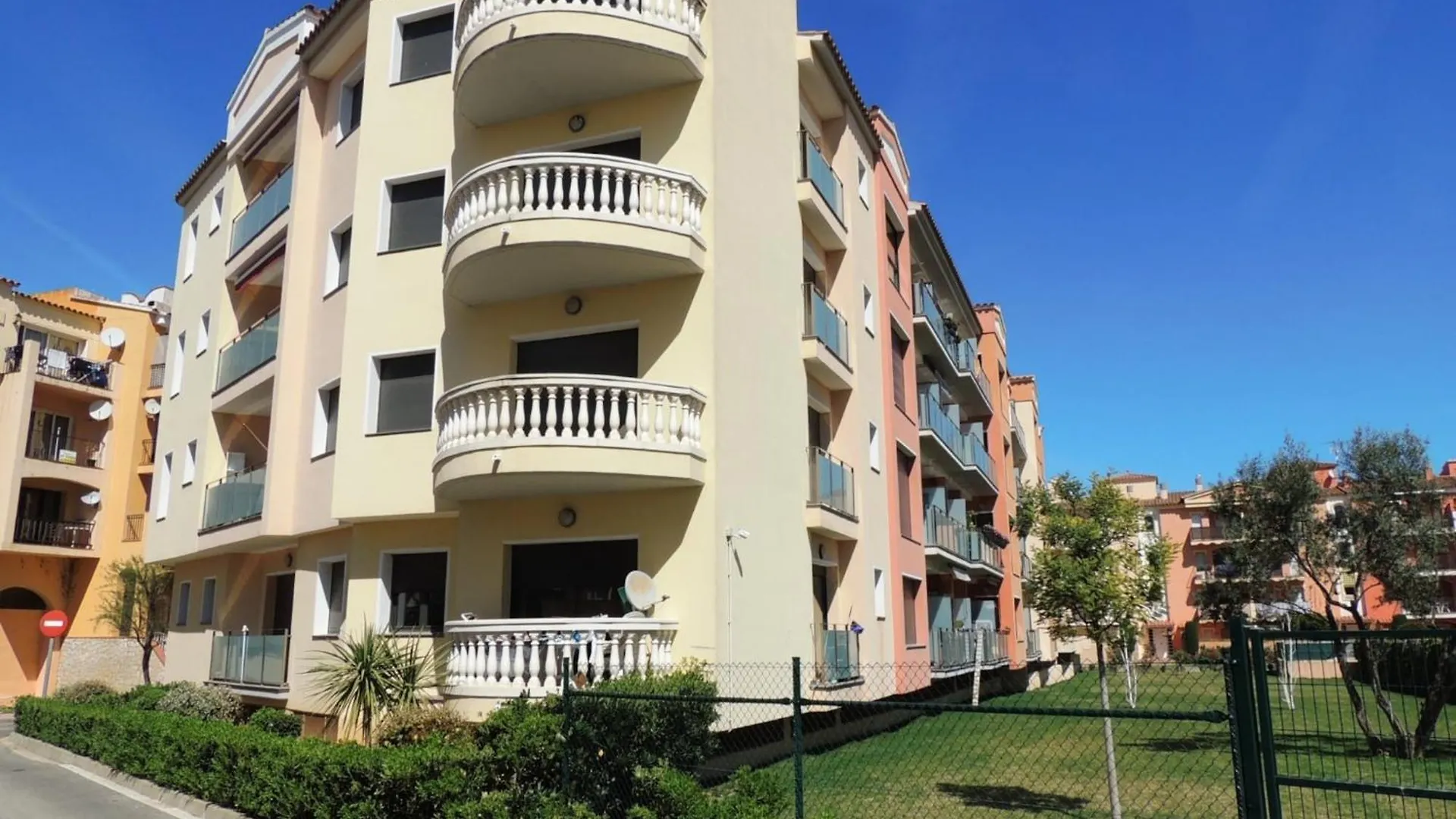 אמפוריבראבה Pretty Apartment With Balcony
